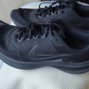 Nike Black Athletic Shoes for Women Size 8.5 Ladies